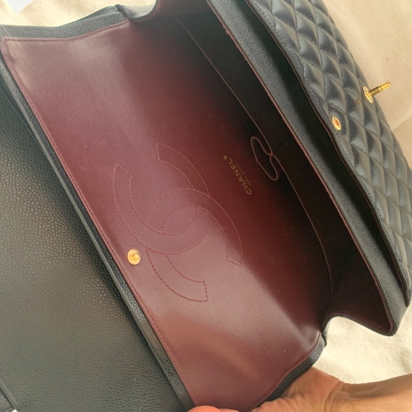 Chanel bag  maxi black  caviar gold hardware - Picture 3 of 5